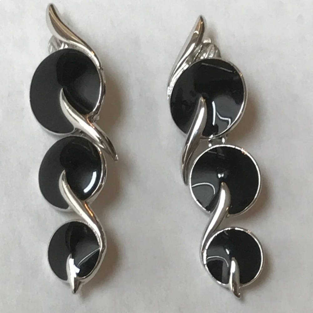 NW-outT. Vintage Trifari earrings